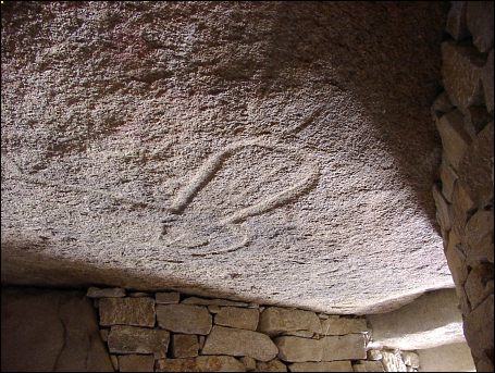 carving of an axe on the roof of Le Table des Marchands