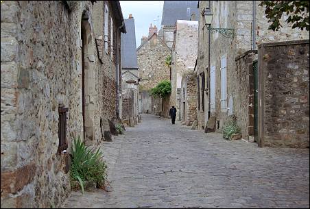 peaceful street in Le Mans old town (click to enlarge)