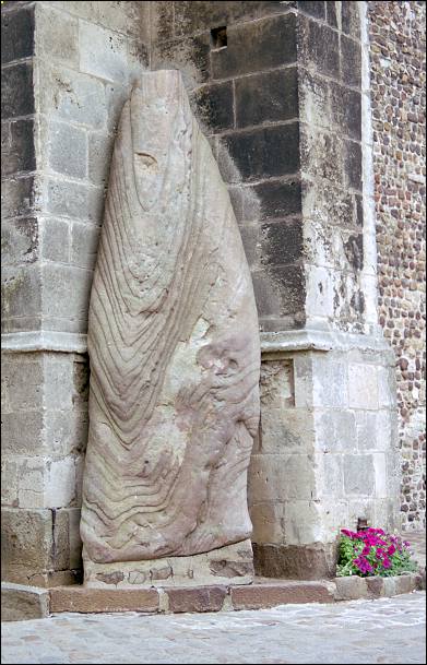 Le Mans menhir showing the unusual layered texture